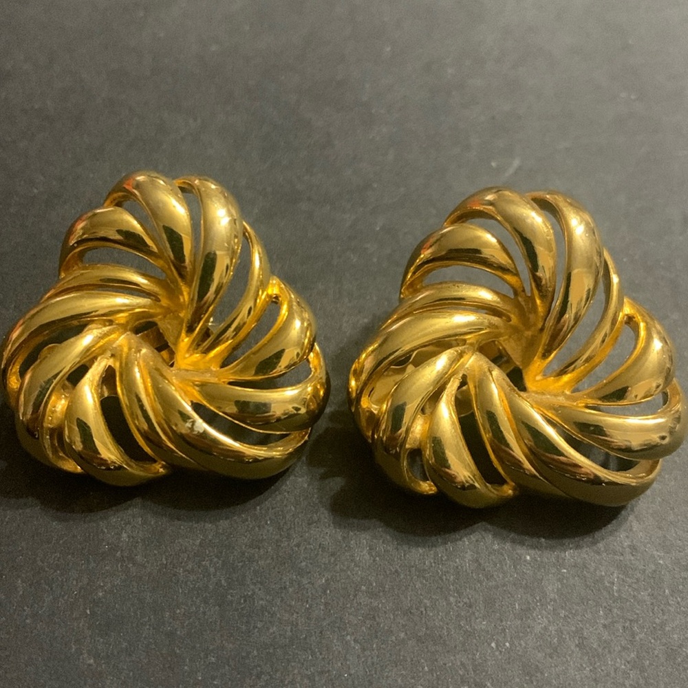 Large Gold open swirl clip earrings